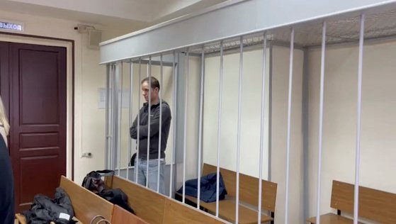 러시아에서 간첩 혐의로 체포된 에반 게르시코비치 WSJ 기자가 지난 1월 26일 모스크바에서 열린 재판에서 중 피고인석에 서 있다. 로이터=연합뉴스