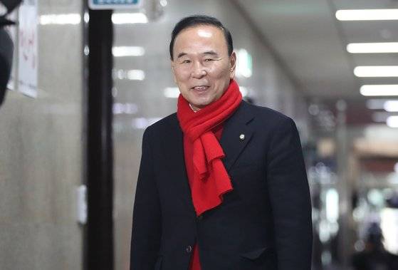 박덕흠 국민의힘 의원이 지난 2월 27일 오전 서울 여의도 국회에서 열린 중진의원회의에 참석하기 위해 원내대표실로 향하고 있다.뉴스1
