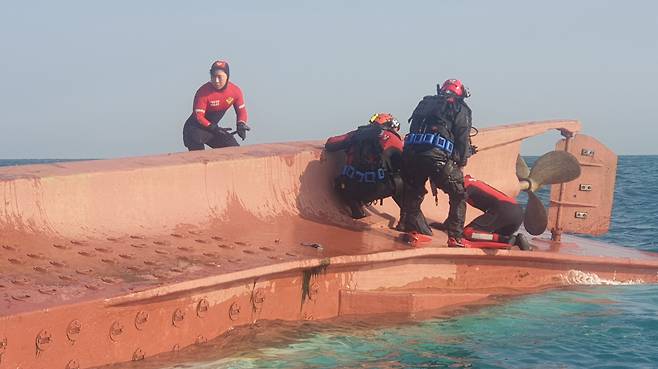 전복된 어선에서 실종자를 수색하고 있는 해경 구조대원들.  사진 : 여수해양경찰서