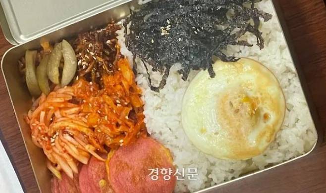 A 5,000 won \'memory lunchbox\' is sold at the Gwangyang Plum Festival in Gwangyang, South Jeolla Province, which opened on Aug. 8. The city of Gwangyang has made price a factor in selecting tenants for the festival to lower food prices.    Courtesy of Gwangyang City.