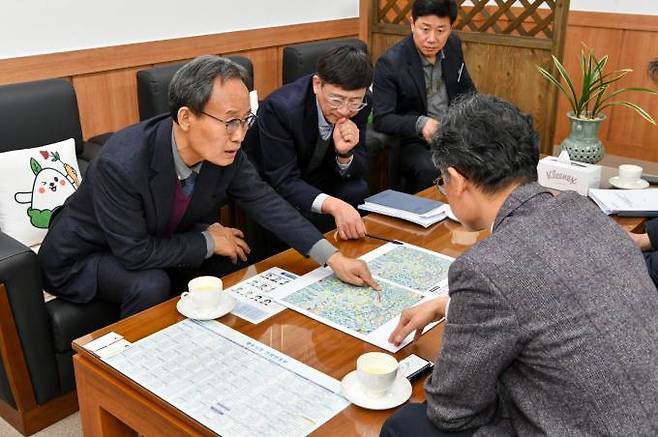 박남서 영주시장이 국가산단 진입도로 적기 추진 필요성을 피력하고 있다. 영주시 제공