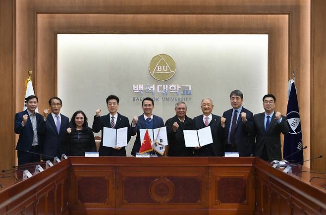 백석대와 백석문화대, 베트남 EAUT 관계자들이 업무협약 후 기념촬영하고 있다./사진제공=백석대·백석문화대