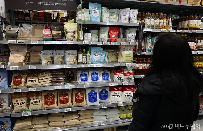 [서울=뉴시스] 고승민 기자 = 사진은 11일 서울의 한 대형마트에 진열된 설탕 제품 모습. /사진= 뉴스 1