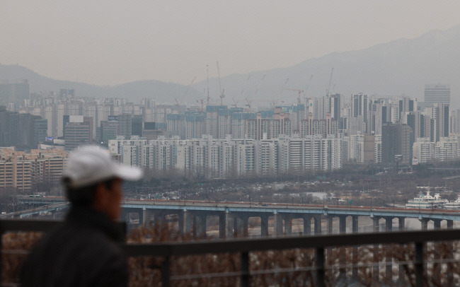 치솟는 분양가와 공급 부족으로 서울 아파트값이 지나치게 비싸지면서, 매매가가 서울 전세가 수준인 경기·인천 지역 아파트들이 관심을 받고 있다. 사진은 서울의 아파트 밀집 지역 전경.   뉴시스