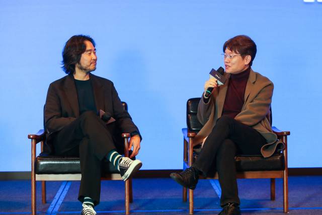 '2024 디즈니+ 콘텐츠 라인업 미디어데이'에 참석한 킬러들의 쇼핑몰' 이권 감독과 '삼식이 삼촌' 신연식 감독. / 디즈니+