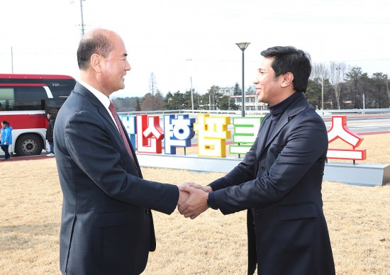 상주시를 벙문한 필리핀 힝오옥시 에릭카뇨사 시장을 강영석(왼쪽) 상주시장이 반갑게 맞고 있다(상주시 제공)