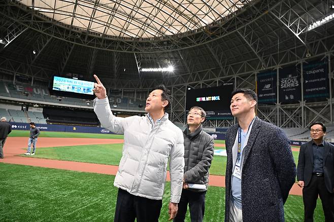 오세훈 서울시장이 오는 20~21일 열리는 MLB 월드투어 서울시리즈 개막전에 앞서 12일 오전 고척스카이돔을 방문해 시설을 점검하고 있다. 왼쪽부터 오세훈 시장, 김영환 서울시 체육정책국장, 송선재 MLB 코리아 지사장, 이용노 서울시설공단 문화체육본부장.[서울시 제공]