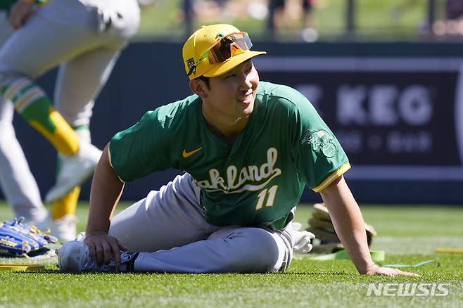 [스코츠데일=AP/뉴시스]미국 메이저리그(MLB) 오클랜드 애슬레틱스 시범경기에 초청 선수로 참가 중인 박효준이 12일(한국시간) 훈련을 하고 있다. 2024.03.12.