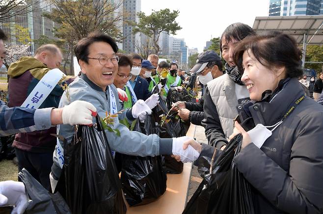 2023년 반려식물 나눠주기 행사 장면. 광주광역시 제공