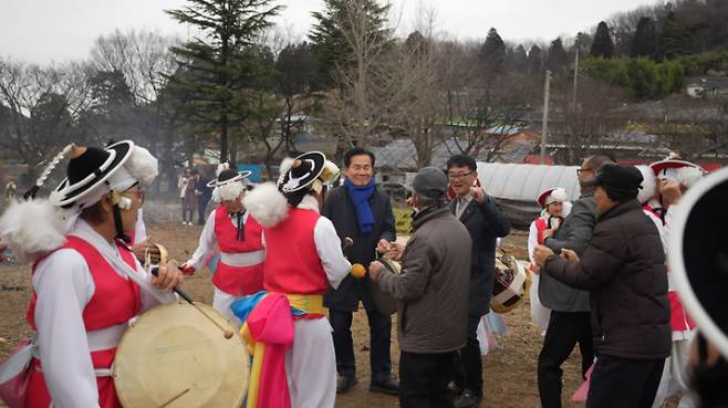 전남 여수갑 주철현 예비후보가 호명동 대보름 달집태우기 행사에서 징을 들고 마을 풍물패와 어울려 연주를 하고 있다. 주철현 캠프 제공