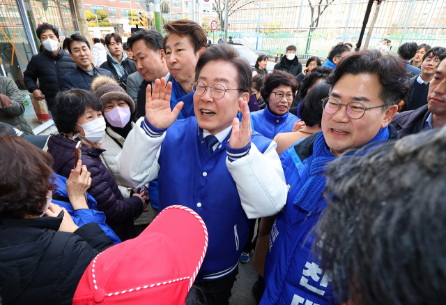 ▲더불어민주당 이재명 대표가 12일 오후 인천 연수구 옥련시장을 방문해 연수갑에 출마한 박찬대 후보 지지를 호소하고 있다. ⓒ연합뉴스