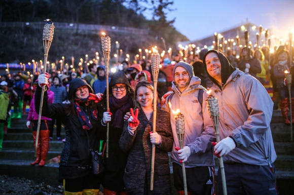 전남 진도 신비의 바닷길 축제에서 외국인들이 체험행사에 참여하고 있다. 진도군 제공