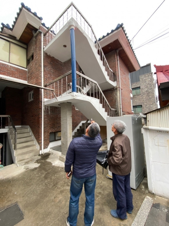 서울 은평구 직원들이 노후한 주택의 안전 상태를 점검하고 있다. 은평구 제공