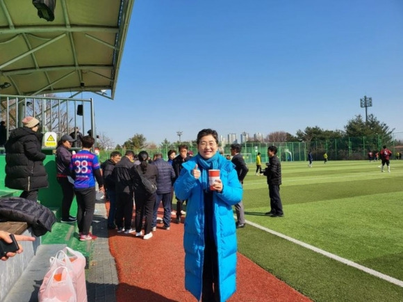 지난 11일 관악구 구민운동장에서 개최된 관악구 축구연합회 시축식에 참석한 유정희 의원