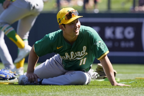 Athletics Diamondbacks Baseball - 애리조나 D백스와 경기를 앞두고 몸을 풀고 있는 박효준