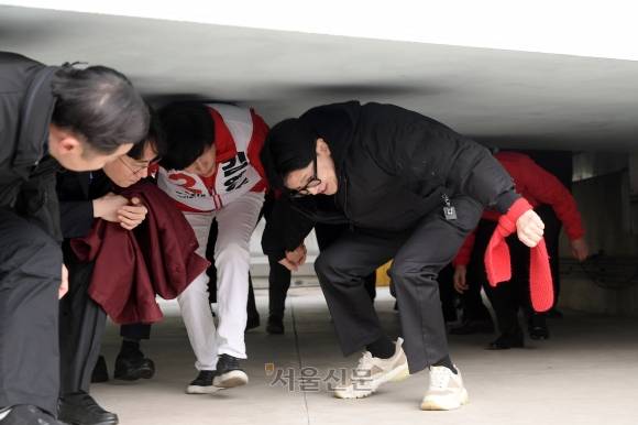 한동훈 국민의힘 비상대책위원장과 김영주 영등포갑 후보가 12일 서울 영등포역 옥상에서 철도 지하화 공약 발표를 위해 영등포역 고가차도 밑을 지나고 있다. 2024.3.12 안주영 전문기자