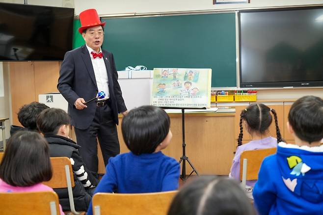 하윤수 부산시교육감이 12일 오후 수영구 광안초등학교를 방문해 학습형 늘봄프로그램에 참여하는 학생들을 대상으로 재능기부를 하고 있다. 사진제공ㅣ부산시교육청