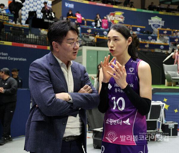 한국배구연맹 조원태총재와 흥국생명 김연경.