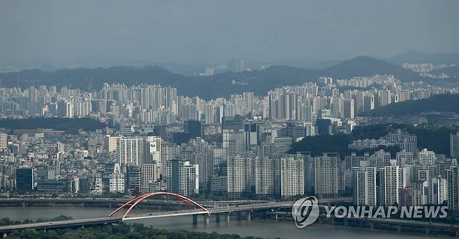 '윤석열 정부의 주택공급대책은?' (서울=연합뉴스) 이지은 기자 = 사진은 서울 여의도 스퀘어에서 바라본 아파트 단지.  2022.8.16 jieunlee@yna.co.kr