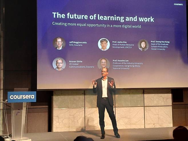 발표하는 코세라 제프 마지온칼다 최고경영자(CEO) (서울=연합뉴스) 홍국기 기자 = 코세라 제프 마지온칼다 최고경영자(CEO)가 12일 서울 중구 더플라자호텔에서 대한민국에서 개최한 첫 미디어 간담회에서 발표하는 모습. redflag@yna.co.kr