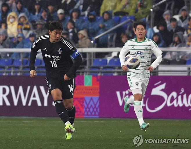 전방으로 패스하는 주민규 (울산=연합뉴스) 김용태 기자 = 12일 울산 문수축구경기장에서 열린 2023-2024 아시아축구연맹(AFC) 챔피언스리그(ACL) 8강 울산 HD와 전북 현대의 2차전에서 울산 주민규가 침투하는 동료를 향해 패스하고 있다. 2024.3.12 yongtae@yna.co.kr