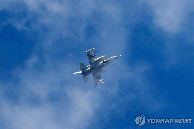 이스라엘-레바논 국경 지역 상공을 비행하는 이스라엘군 전투기 [AFP 연합뉴스. 재판매 및 DB 금지]