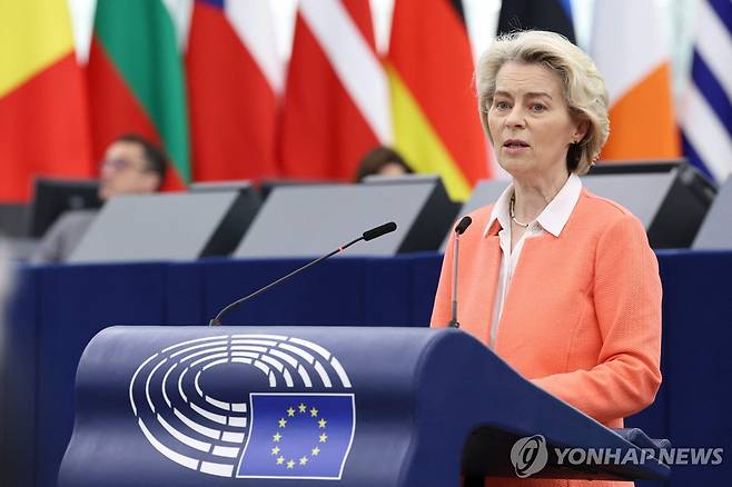 유럽의회 연설하는 EU 집행위원장 (스트라스부르 AFP=연합뉴스) 우르줄라 폰데어라이엔 EU 집행위원장이 12일(현지시간) 프랑스 스트라스부르 유럽의회에서 연설하고 있다. 2024.3.12 photo@yna.co.kr