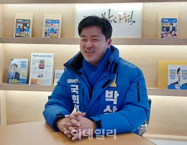 박상혁 국회의원이 12일 김포 구래동 사무실에서 인터뷰를 하고 있다.