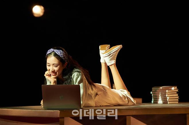 뮤지컬 ‘라스트 파이브 이어스’ 캐시 역 배우 박지연의 공연 장면. (사진=신시컴퍼니)