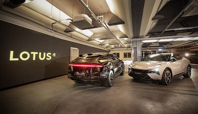 로터스 엘레트라 S(좌)와 엘레트라 R(우)