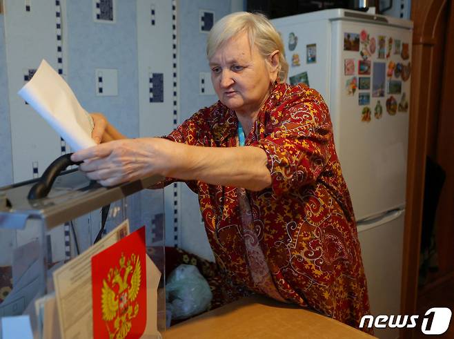 11일(현지시간) 러시아 벨고로트 지역에서 한 여성이 러시아 대선 사전투표에 참여하고 있다. 2024.03.11 ⓒ 로이터=뉴스1 ⓒ News1 정지윤 기자