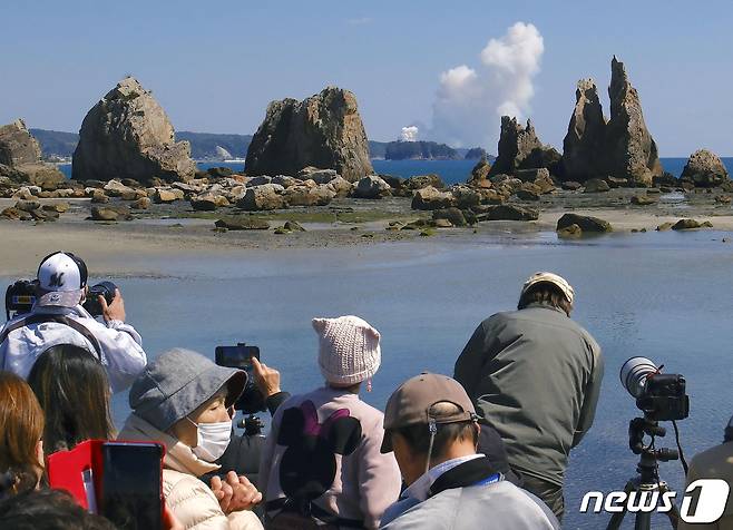 13일 일본 와카야마현 구시모토에서 사람들이 일본의 민간 우주사업회사 '스페이스 원'의 소형고체연료 로켓 '카이로스' 1호기가 폭발하는 장면을 지켜보고 있다. 2024.03.13 ⓒ 로이터=뉴스1 ⓒ News1 정지윤 기자