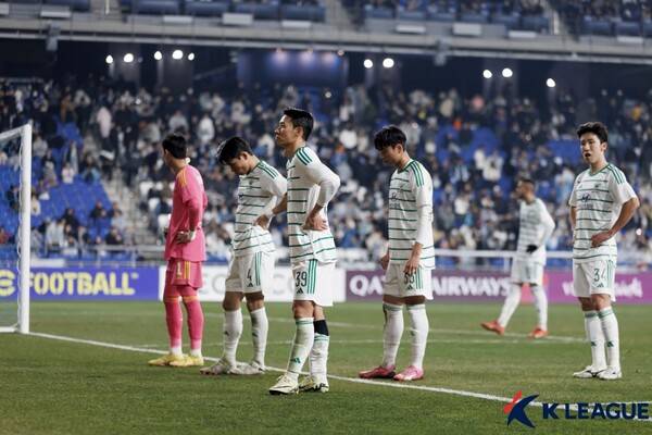 전북현대는 지난 12일 오후 7시 울산문수축구경기장에서 치러진 울산HD와 2023/24시즌 아시아축구연맹(AFC) 챔피언스리그(ACL) 8강 2차전에서 0-1로 패배했다. 1차전 1-1 무승부 이후 2차전 패배로 종합 스코어 1-2를 기록하면서 준결승 진출은 실패했다. ACL 준결승 진출 실패 이외에도 국제축구연맹(FIFA) 클럽월드컵 자력 진출 좌절이 뼈아프다. 사진┃한국프로축구연맹