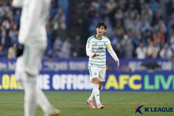 전북현대는 지난 12일 오후 7시 울산문수축구경기장에서 치러진 울산HD와 2023/24시즌 아시아축구연맹(AFC) 챔피언스리그(ACL) 8강 2차전에서 0-1로 패배했다. 1차전 1-1 무승부 이후 2차전 패배로 종합 스코어 1-2를 기록하면서 준결승 진출은 실패했다. ACL 준결승 진출 실패 이외에도 국제축구연맹(FIFA) 클럽월드컵 자력 진출 좌절이 뼈아프다. 사진┃한국프로축구연맹