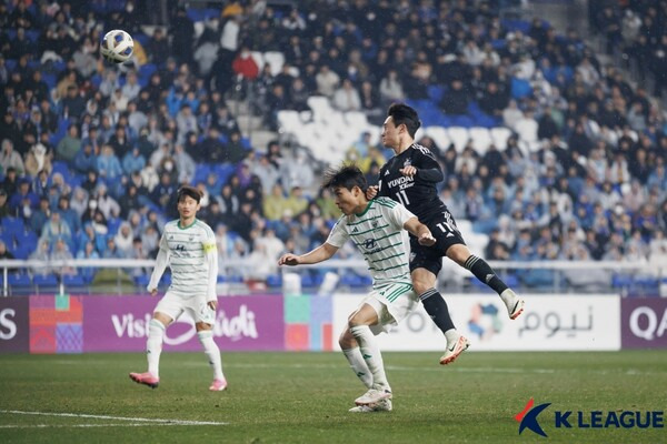 전북현대는 지난 12일 오후 7시 울산문수축구경기장에서 치러진 울산HD와 2023/24시즌 아시아축구연맹(AFC) 챔피언스리그(ACL) 8강 2차전에서 0-1로 패배했다. 1차전 1-1 무승부 이후 2차전 패배로 종합 스코어 1-2를 기록하면서 준결승 진출은 실패했다. ACL 준결승 진출 실패 이외에도 국제축구연맹(FIFA) 클럽월드컵 자력 진출 좌절이 뼈아프다. 사진┃한국프로축구연맹