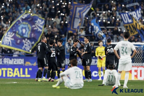 전북현대는 지난 12일 오후 7시 울산문수축구경기장에서 치러진 울산HD와 2023/24시즌 아시아축구연맹(AFC) 챔피언스리그(ACL) 8강 2차전에서 0-1로 패배했다. 1차전 1-1 무승부 이후 2차전 패배로 종합 스코어 1-2를 기록하면서 준결승 진출은 실패했다. ACL 준결승 진출 실패 이외에도 국제축구연맹(FIFA) 클럽월드컵 자력 진출 좌절이 뼈아프다. 사진┃한국프로축구연맹