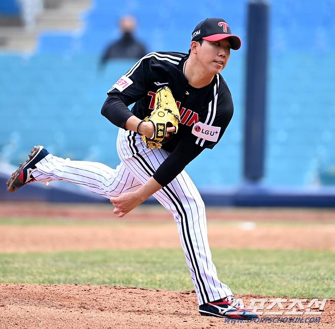 12일 대구삼성라이온즈파크에서 열린 KBO리그 LG와 삼성의 시범경기, LG 김유영이 역투하고 있다. 대구=허상욱 기자wook@sportschosun.com/2024.03.12/