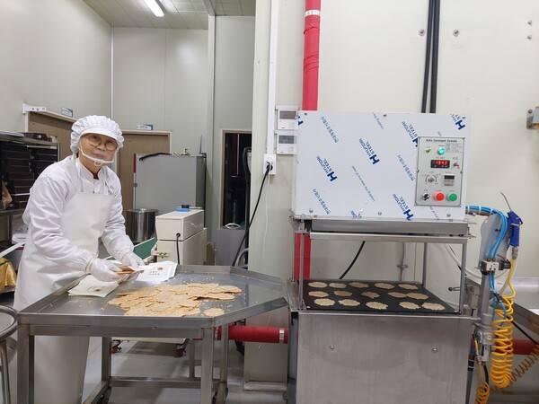 버섯누룽지 생산 모습 ⓒ언니네텃밭