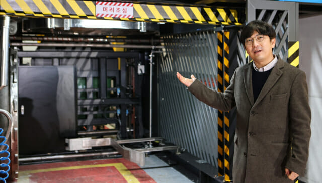 한국기계연구원 한방우 책임연구원이 의료폐기물 처리 장치를 설명하고 있다.(사진=한국기계연구원)