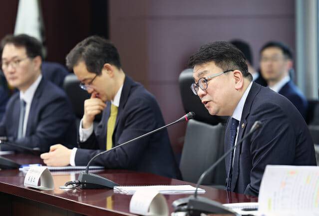 최남호 산업통상자원부 제2차관이 13일 서울 종로 무역보험공사에서 한국전력공사·한국가스공사 등 14개 공공기관 관계자가 참석한 ‘에너지공기업 경영혁신 점검회의’에서 인사말을 하고 있다.