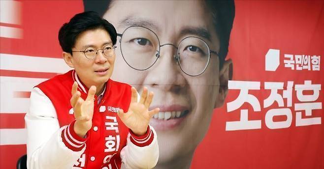 조정훈 국민의힘 서울 마포갑 국회의원 후보가 12일 오전 서울 마포구 선거사무소에서 데일리안과 인터뷰를 하고 있다. ⓒ데일리안 홍금표 기자