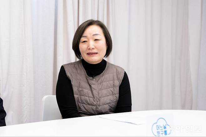 한국희귀·난치성질환연합회 김진아 사무국장(위 사진 맨 왼쪽)과 신경섬유종증 환아의 아버지 임수현 씨, 
비정형용혈성요독증후군 환자 유복순 씨(아래사진)가 희귀질환 환자들의 건강보험 보장성 강화 및 인지도를 높이기 위한 방법에 대해 
이야기를 나누고 있다. 이진한 기자 likeday@donga.com