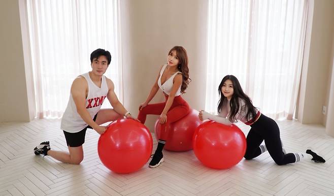 최재완 센트럴서울안과 원장(맨 왼쪽)과 단하나 폭스짐TV 트레이너(가운데),  센트럴서울안과 외래팀 현서영 씨가 짐볼을 사용한 운동 영상을 촬영한 후 포즈를 취하고 있다. 센트럴서울안과 제공