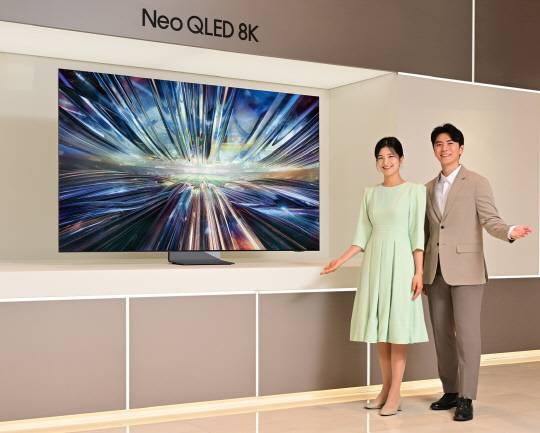 삼성전자 모델이 '3세대 AI 8K 프로세서'를 탑재한 2024년형 네오 QLED 8K TV 신제품을 소개하고 있다. 삼성전자 제공