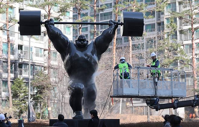 송파구청 관계자들이 서울 송파구 잠실동 일대에서 봄맞이 올림픽 조형물 세척을 하고 있다. 신소영 기자