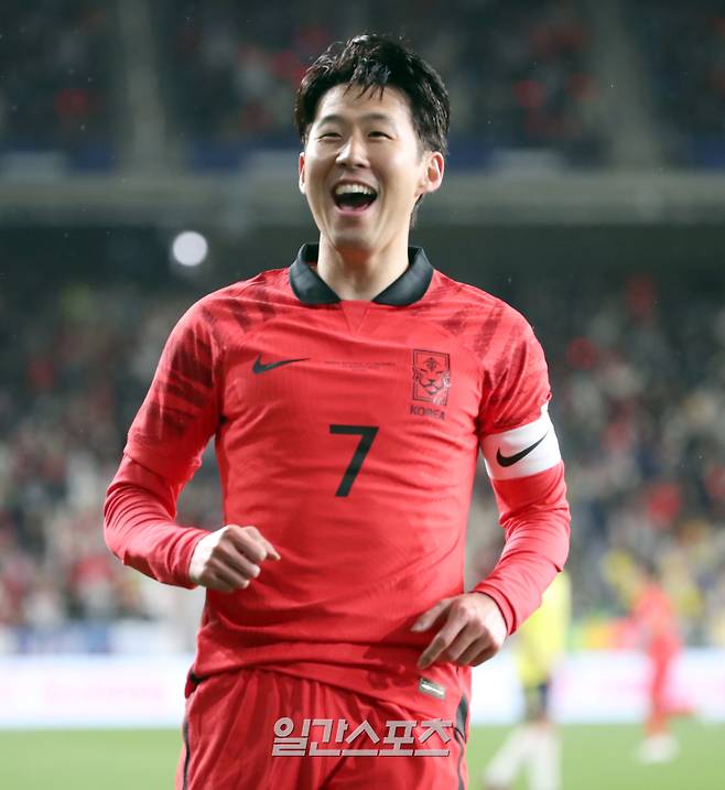 위르겐 클린스만 감독이 이끄는 축구국가대표팀이 24일 오후 울산문수월드컵경기장에서 콜롬비아와 경기를 펼쳤다. 선취골을 성공시킨 손흥민이 기뻐하고있다. 울산=정시종 기자 capa@edaily.co.kr /2023.03.24.