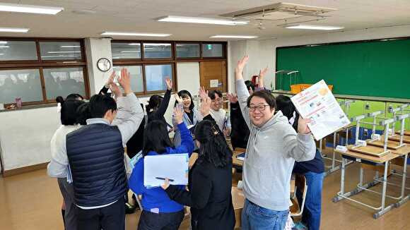 송탄중학교 학생과 학급 선생님이  방과 후 시간을 이용하여 학급응집력  '도란도란 원팀' 활동을 하고 있다. [사진=평택교육지원청]