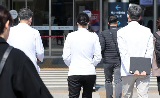 13일 서울 종로구 연건동 서울대학교병원에서 이동하는 의료진. 뉴스1