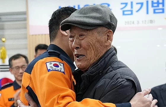 ‘소방영웅 김기범 장학기금’에 5억원을 기탁한 고(故) 김기범 소방교의 아버지 김경수씨(83). /사진=소방청 제공