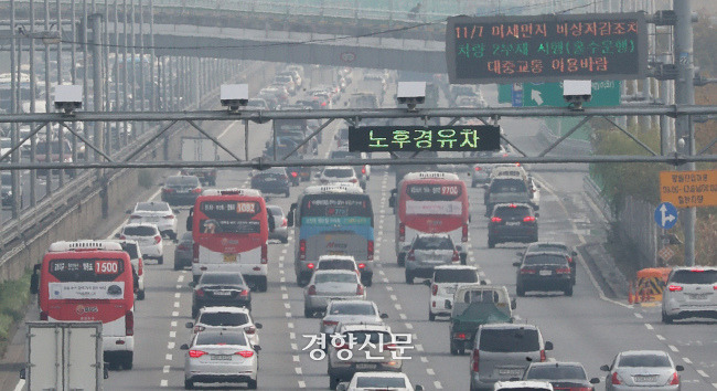 서울형 미세먼지 비상저감조치 발령으로 노후 경유차의 서울 운행 제한조치가 내려진 강변북로에서 폐쇄회로(CC)TV 카메라 차량단속 시스템이 운영되고 있다.   김창길 기자